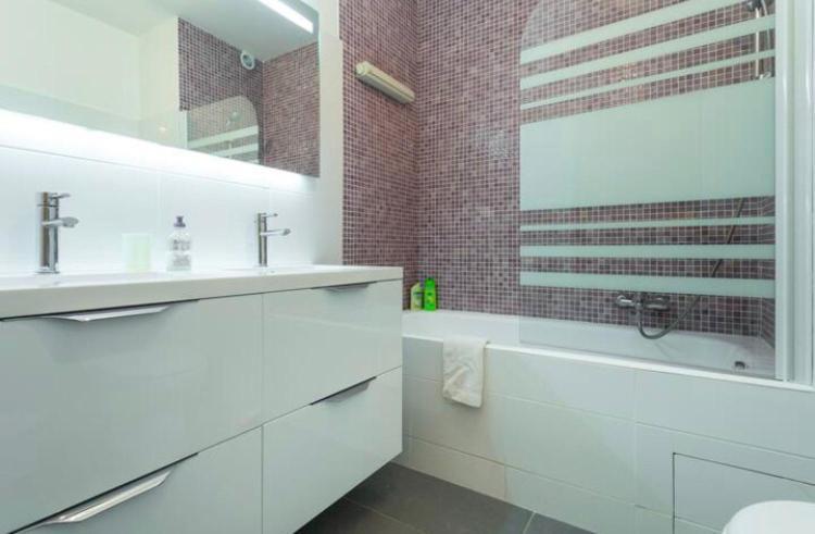 Big White Apartment Ница Екстериор снимка