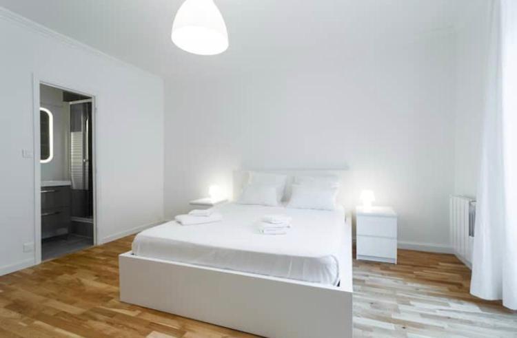 Big White Apartment Ница Екстериор снимка