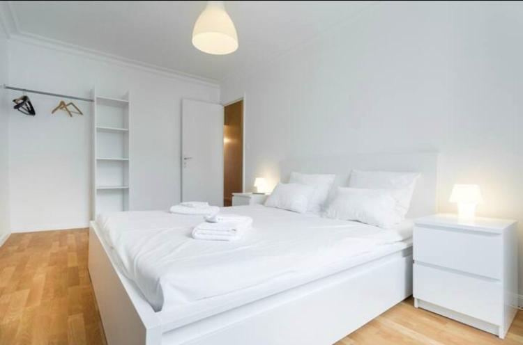 Big White Apartment Ница Екстериор снимка